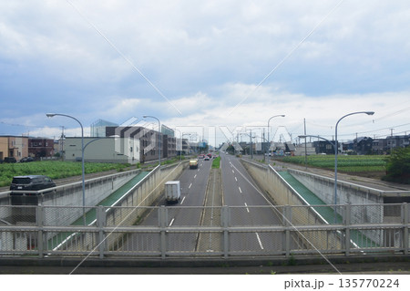 JR北海道札沼線 新琴似駅からあいの里教育大駅間の車窓風景(2023年夏曇り空) JR北海道札沼線 新琴似駅からあいの里教育大駅間の車窓風景(2023年夏曇り空) 135770224