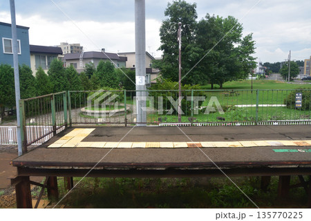 JR北海道札沼線 新琴似駅からあいの里教育大駅間の車窓風景(2023年夏曇り空) JR北海道札沼線 新琴似駅からあいの里教育大駅間の車窓風景(2023年夏曇り空) 135770225