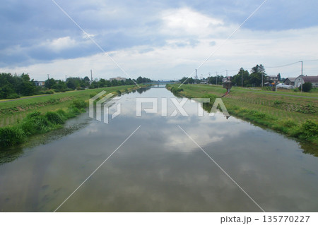 JR北海道札沼線　新琴似駅からあいの里教育大駅間の車窓風景(2023年夏曇り空) 135770227
