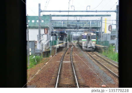 JR北海道札沼線 新琴似駅からあいの里教育大駅間の車窓風景(2023年夏曇り空) JR北海道札沼線 新琴似駅からあいの里教育大駅間の車窓風景(2023年夏曇り空) 135770228