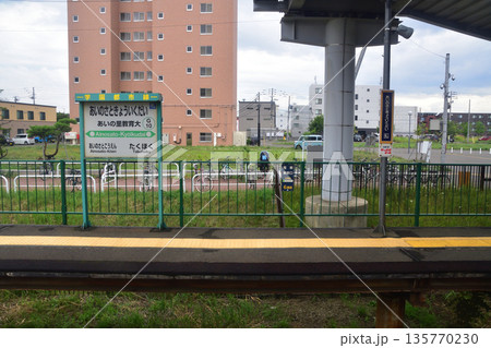 JR北海道札沼線　新琴似駅からあいの里教育大駅間の車窓風景(2023年夏曇り空) 135770230