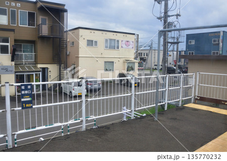 JR北海道札沼線 新琴似駅からあいの里教育大駅間の車窓風景(2023年夏曇り空) JR北海道札沼線 新琴似駅からあいの里教育大駅間の車窓風景(2023年夏曇り空) 135770232