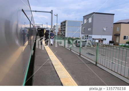 JR北海道札沼線　新琴似駅からあいの里教育大駅間の車窓風景(2023年夏曇り空) 135770238