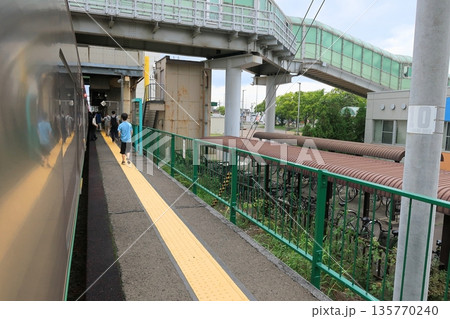 JR北海道札沼線 新琴似駅からあいの里教育大駅間の車窓風景(2023年夏曇り空) JR北海道札沼線 新琴似駅からあいの里教育大駅間の車窓風景(2023年夏曇り空) 135770240