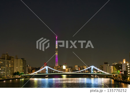 【東京都】5月・ライトアップされた清洲橋と東京スカイツリー 【東京都】5月・ライトアップされた清洲橋と東京スカイツリー 135770252