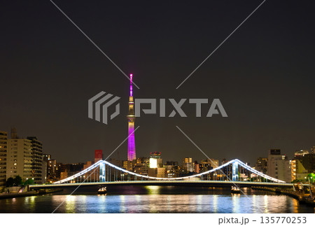 【東京都】5月・ライトアップされた清洲橋と東京スカイツリー 【東京都】5月・ライトアップされた清洲橋と東京スカイツリー 135770253