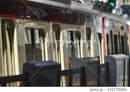 2023年8月20日、神奈川県横浜市: フレキシブルな急行列車またはその他の種類の列車が線路のプラッ 2023年8月20日、神奈川県横浜市: フレキシブルな急行列車またはその他の種類の列車が線路のプラッ 135770860