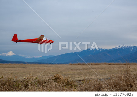 山を背景に滑空するグライダー 山を背景に滑空するグライダー 135770928