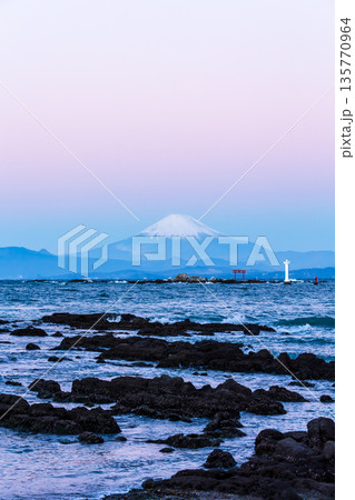 冬の葉山町真瀬海岸から夜明けの地球影とビーナスベルトでピンクに染まる富士山 135770964