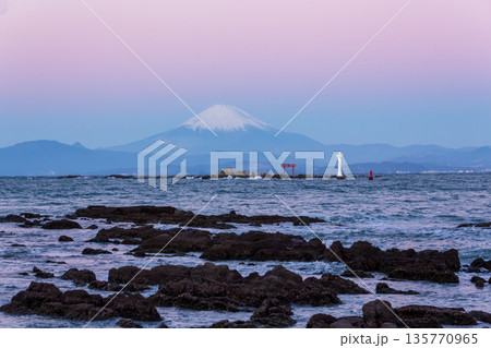 冬の葉山町真瀬海岸から夜明けの地球影とビーナスベルトでピンクに染まる富士山 135770965