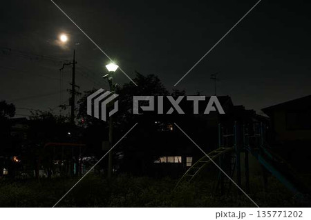 月明かりが差し込む誰もいない夜の公園素材 135771202