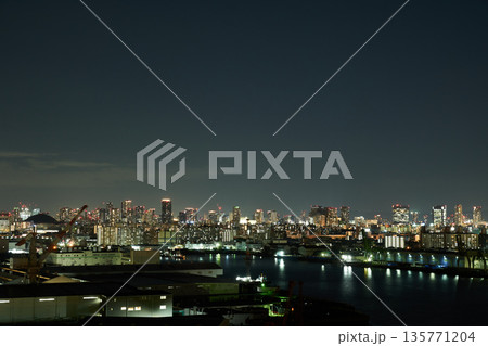 大阪の街並みを一望するなみはや大橋からのパノラマ夜景 135771204