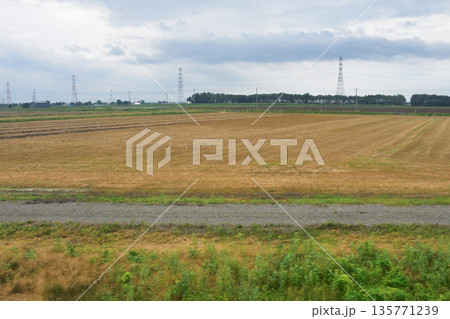 JR北海道札沼線　あいの里教育大駅から当別駅間の車窓風景(2023年夏曇り空) 135771239