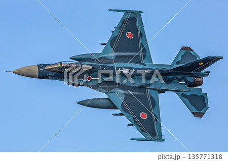 大空を飛ぶ戦闘機 大空を飛ぶ戦闘機 135771318