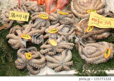 明石魚の棚で売られているたこ 135771328