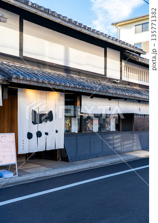 京都室町御菓子司　然花抄院 　京都室町本店（花ある心でお客様をもてなす）江戸元禄の京町家にて開業 135771382