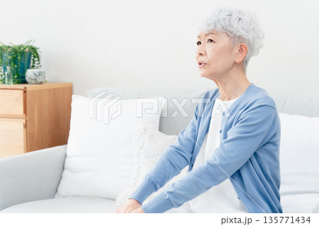 気分が落ち込むシニア女性 135771434