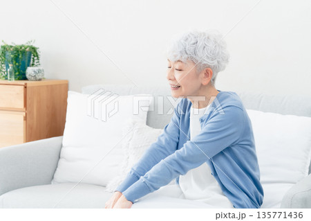 気分が落ち込むシニア女性 気分が落ち込むシニア女性 135771436