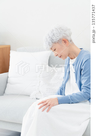 気分が落ち込むシニア女性 135771437