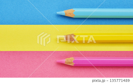 カラフルな色鉛筆 135771489