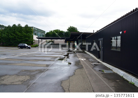 JR北海道札沼線　当別駅から北海道医療大学駅間の車窓と駅の風景(2023年夏曇り空) 135771611