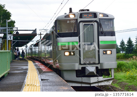 JR北海道札沼線　当別駅から北海道医療大学駅間の車窓と駅の風景(2023年夏曇り空) 135771614