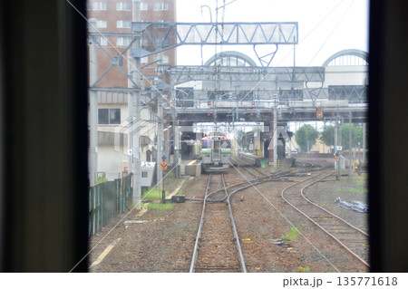 JR北海道札沼線　当別駅から北海道医療大学駅間の車窓と駅の風景(2023年夏曇り空) 135771618