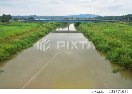 JR北海道札沼線　当別駅から北海道医療大学駅間の車窓と駅の風景(2023年夏曇り空) 135771622