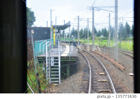 JR北海道札沼線　当別駅から北海道医療大学駅間の車窓と駅の風景(2023年夏曇り空) 135771630