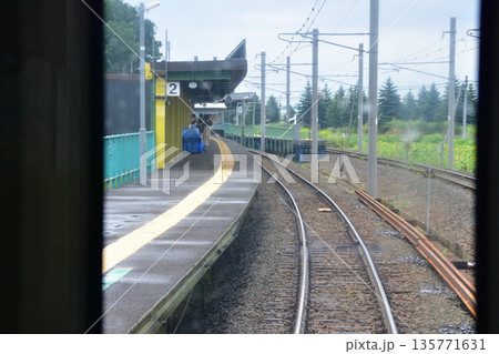 JR北海道札沼線　当別駅から北海道医療大学駅間の車窓と駅の風景(2023年夏曇り空) 135771631