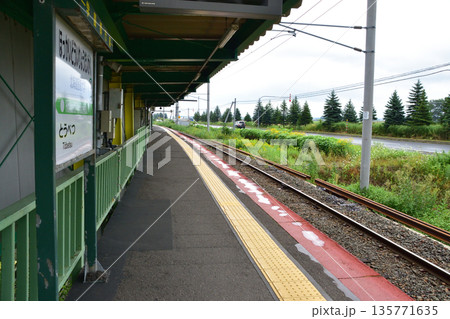 JR北海道札沼線　当別駅から北海道医療大学駅間の車窓と駅の風景(2023年夏曇り空) 135771635