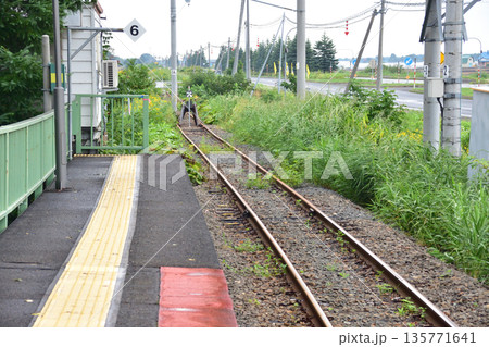 JR北海道札沼線　当別駅から北海道医療大学駅間の車窓と駅の風景(2023年夏曇り空) 135771641