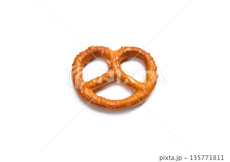 ドイツ発祥の焼き菓子、プレッツェル 135771811