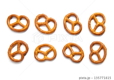 ドイツ発祥の焼き菓子、プレッツェル 135771815