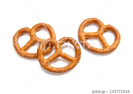 ドイツ発祥の焼き菓子、プレッツェル 135771816