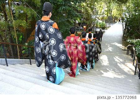神社境内の神官と巫女 神社境内の神官と巫女 135772068