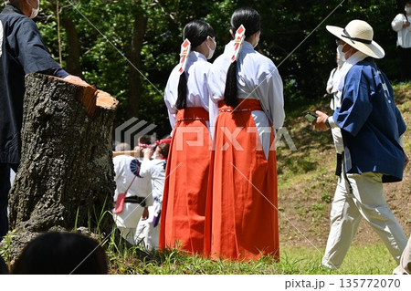 神社境内の神官と巫女 神社境内の神官と巫女 135772070