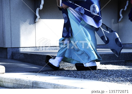 神社境内の神官と巫女 135772071