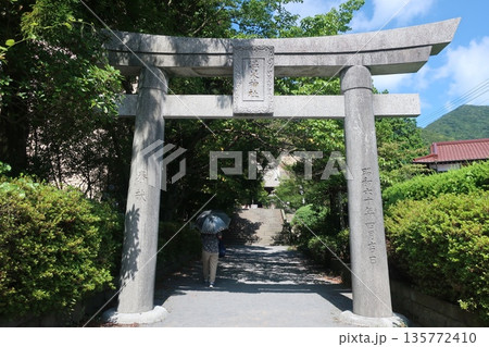 鳥居のある風景 135772410