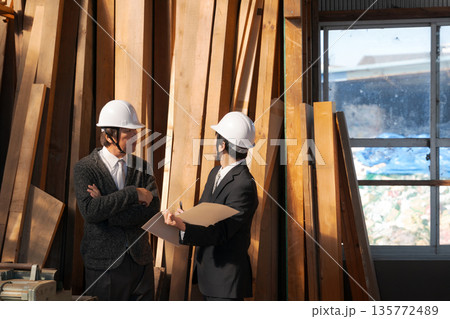 材木所で木材を見るスーツの男性たち 135772489