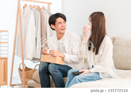 家のリビングでソファーでテレビを見る若いアジア人夫婦,カップル（感動,涙,涙活） 135772510