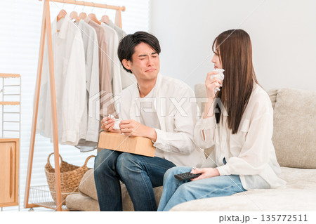家のリビングでソファーでテレビを見る若いアジア人夫婦,カップル（感動,涙,涙活） 135772511