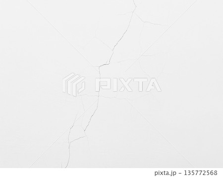 縦や斜めにひび割れが入った白色のコンクリート壁の横長の背景画像2 135772568