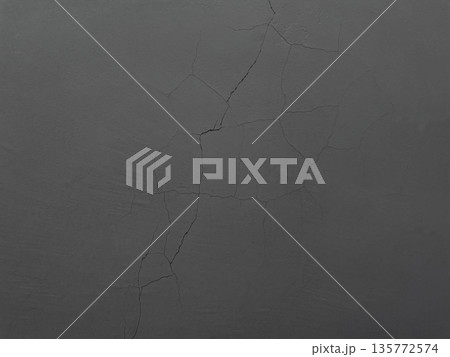 縦や斜めにひび割れが入った暗い灰色のコンクリート壁の横長の背景画像2 縦や斜めにひび割れが入った暗い灰色のコンクリート壁の横長の背景画像2 135772574