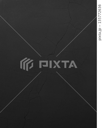 縦や斜めにひび割れが入った黒灰色のコンクリート壁の横長の背景画像2 135772636