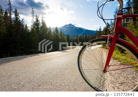 自然の中でのサイクリング。アルペンルート沿いの絶景自転車旅行。マリン・レイク・ロード。ジャスパー国立 135772641
