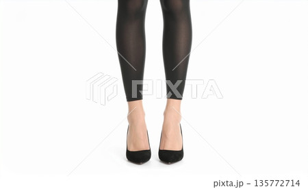 白背景に黒いタイツとヒールを履いた女性の脚のファッションイメージ 135772714