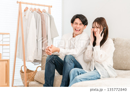 リビングでテレビ観戦する若いアジア人カップル(ホラー,怖い,恐怖,驚く,ビックリ) リビングでテレビ観戦する若いアジア人カップル(ホラー,怖い,恐怖,驚く,ビックリ) 135772840