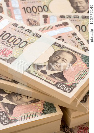 一万円札の束が並んだ背景 135773149