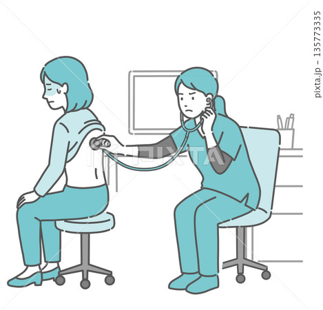 背中の聴診を受ける冷や汗をかいた女性と深刻な表情のスクラブ姿の女性医療従事者のイラスト 135773335